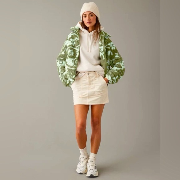 American Eagle Outfitters Jackets & Blazers - AMERICAN EAGLE Zip-Up Bear Hug Sherpa Sweatshirt Green L/XL